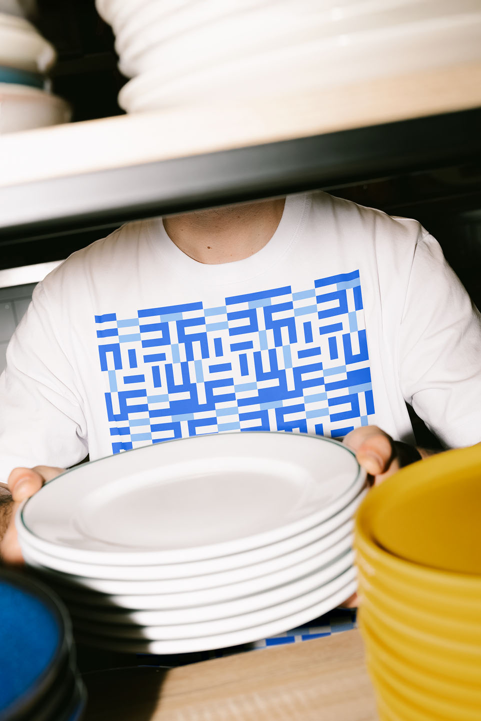 Identidad visual de Buenas Marcas aplicada en una remera