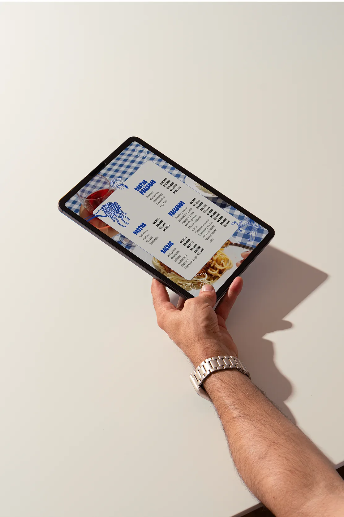 Carta digital para un restaurante de pastas, vista en una tablet